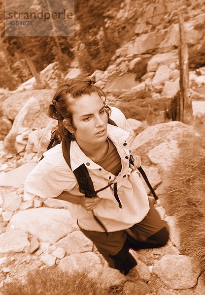 Frau Wandern durch Rocky mountains