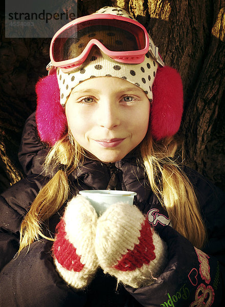 Portrait Winter Tasse halten Kleidung Mädchen