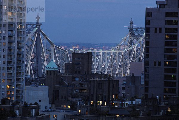 Blick auf Stadtbild und Brücke