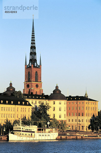 Riddarholmskyrkan und Gebäude in der Dämmerung