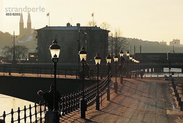 Blick auf Brücke und Street im Morgengrauen