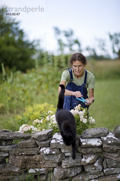 Frau Blume Garten beschneiden