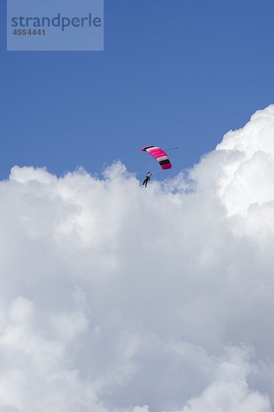 Skydiver gegen Himmel