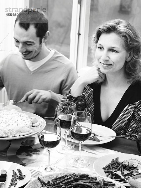 Paar Essen am speisenden Raumtisch