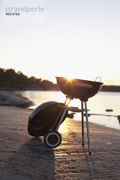 Barbecue-Grill an der Uferstraße bei Sonnenuntergang