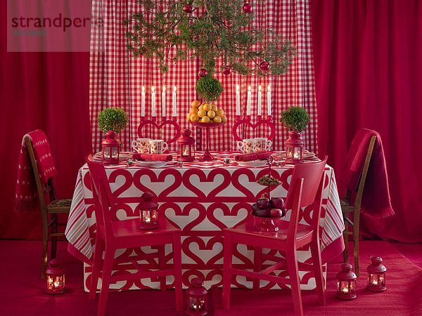 am Tisch essen umgeben rot Dekoration Tisch
