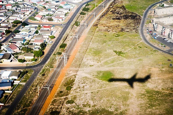 Flugzeug fliegen über Stadt