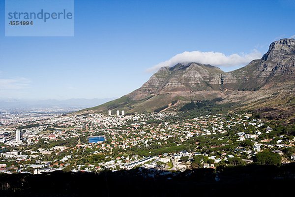 Ansicht der Stadt mit Berg im Hintergrund