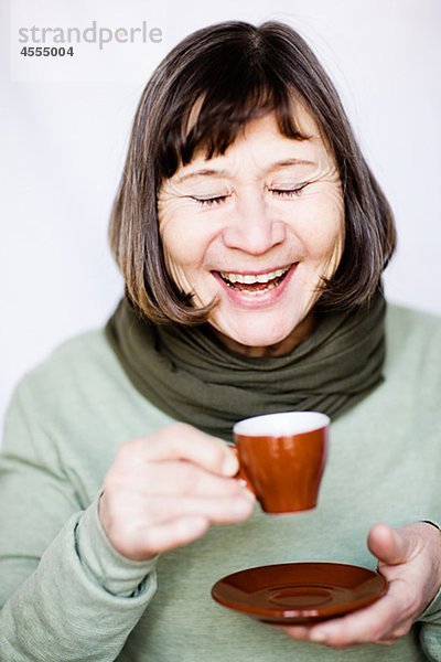 Lächelnd Frau trinken Kaffee