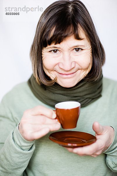 Lächelnd Frau trinken Kaffee