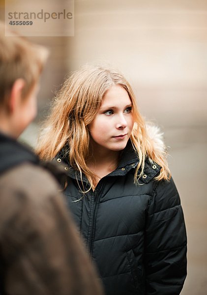 Porträt von Teenagerin mit blondem Haar