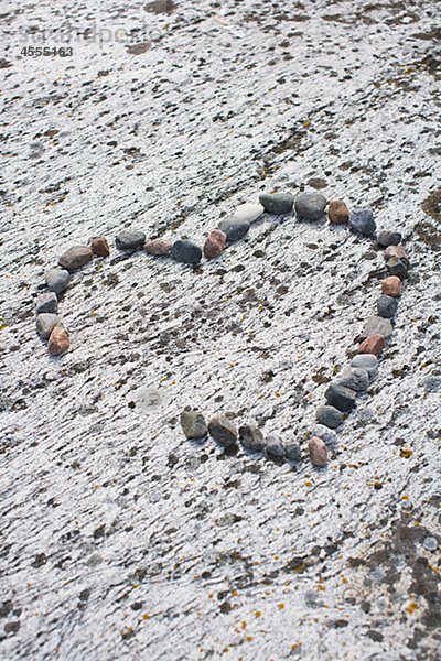 Pebbles in Form von Herzen am Strand