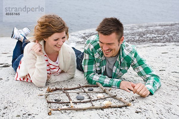 Strand Mittelpunkt Tic Tac Toe Erwachsener spielen