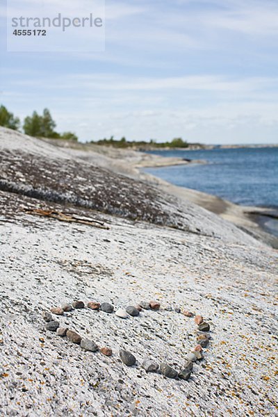 Pebbles in Form von Herzen am Strand
