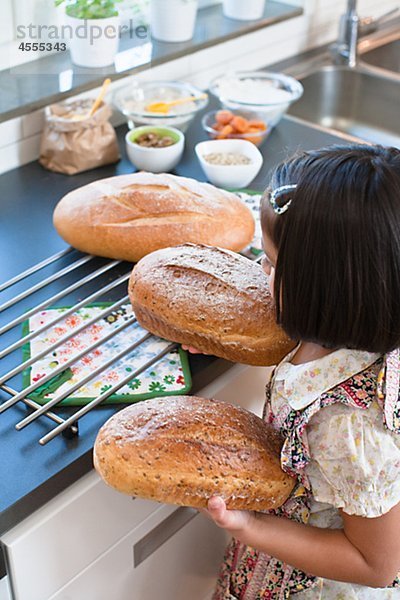 Mädchen hält frisch gemacht Brot  erhöhte Ansicht