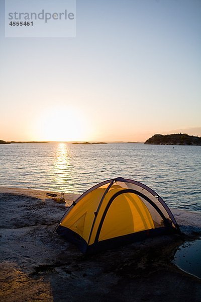 Zelt auf See bei Sonnenuntergang