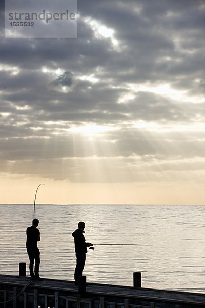 Zwei Männer Angeln vom jetty