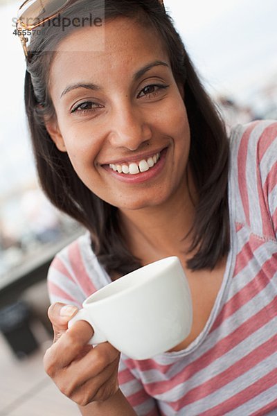 Portrait of Frau hält Kaffeetasse Außenaufnahme