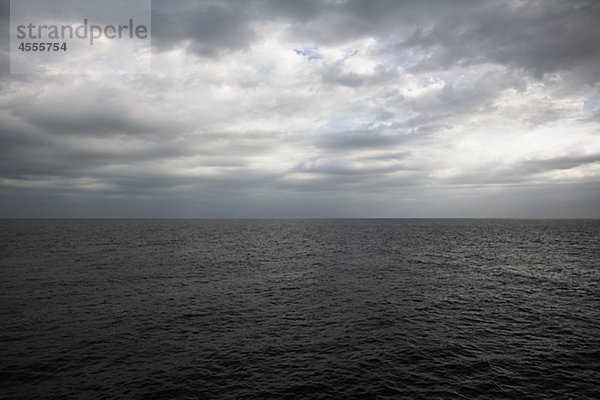 Bedeckter Himmel über Meer