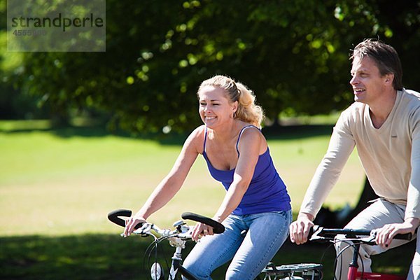 junges Paar fährt Fahrrad im park