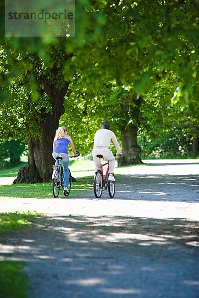 junges Paar fährt Fahrrad im park