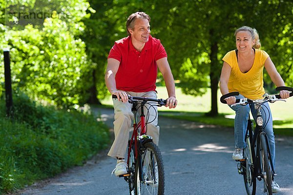 junges Paar fährt Fahrrad im park