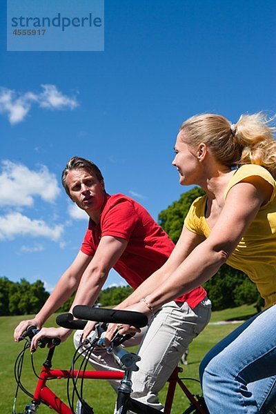 junges Paar fährt Fahrrad im park