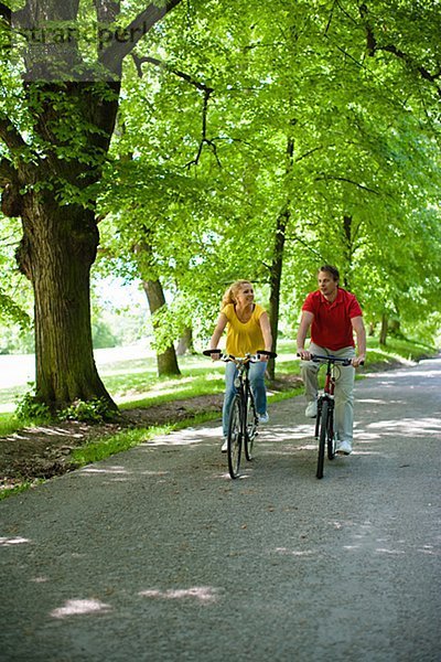 junges Paar fährt Fahrrad im park