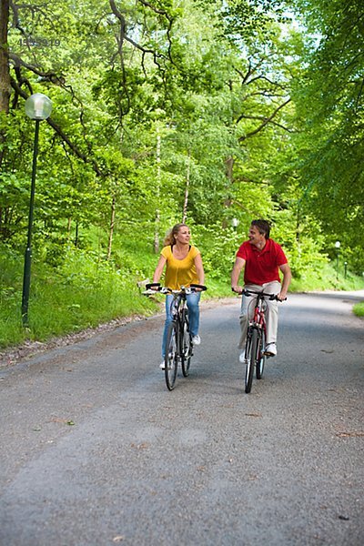 junges Paar fährt Fahrrad im park