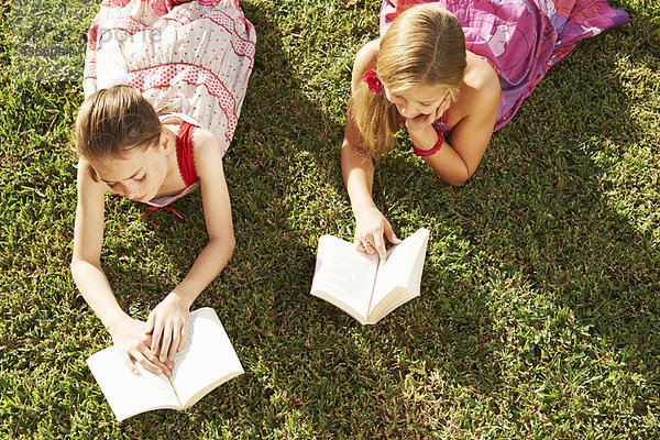 liegend liegen liegt liegendes liegender liegende daliegen Buch Gras Mädchen vorlesen