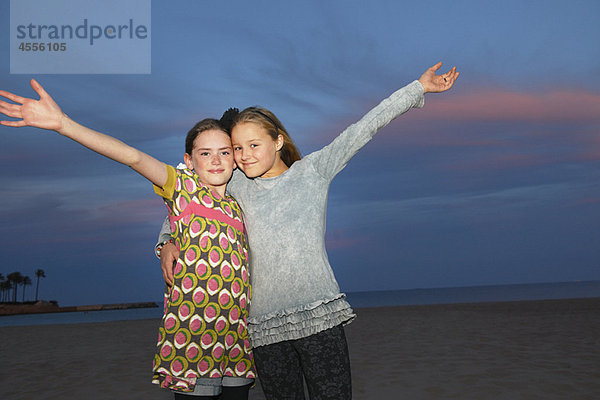 Mädchen bei Sonnenuntergang am Strand