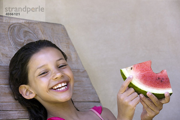 Lächelndes Mädchen isst Wassermelone