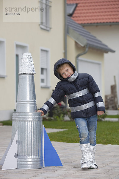 Junge mit selbstgebauter Rakete  glücklich