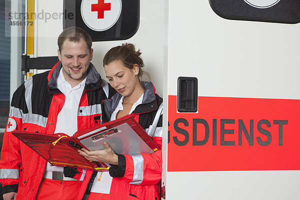 Ambulanzteam prüft Akte beim Trainer