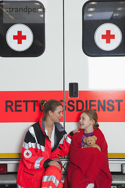 Ambulanz Frau Beruhigendes Mädchen in der Kutsche