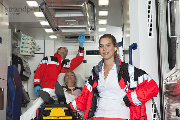 Ambulanzteam mit Patient im Reisebus