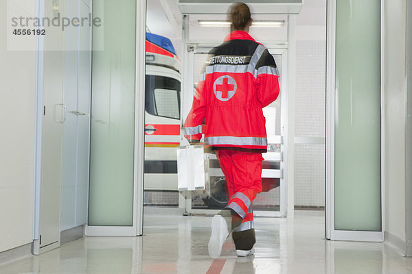 Rückseite des Sanitäters in der Halle