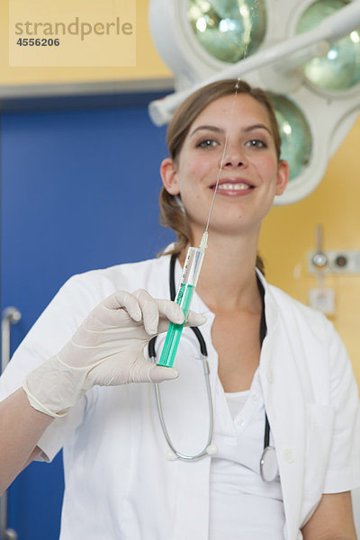 Krankenschwester bereitet Injektion vor  glücklich