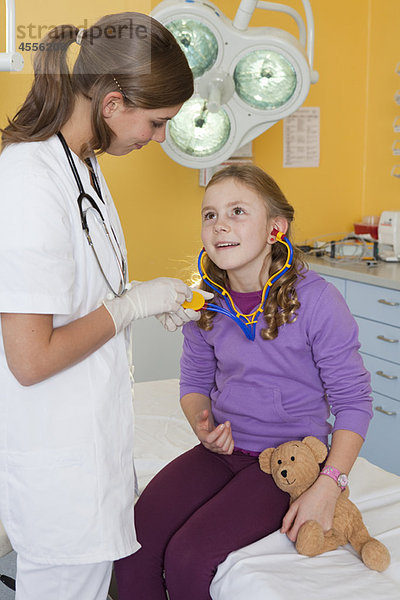 Krankenschwester erklärt Mädchen Stethoskop