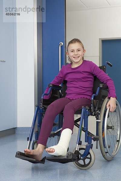 Mädchen im Rollstuhl  Fuß in Gips