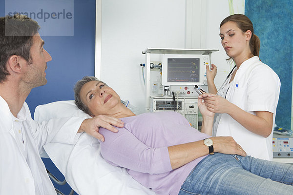 EKG-Überwachung mit Krankenschwester und Arzt