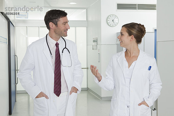 Krankenschwester und Arzt diskutieren in der Halle