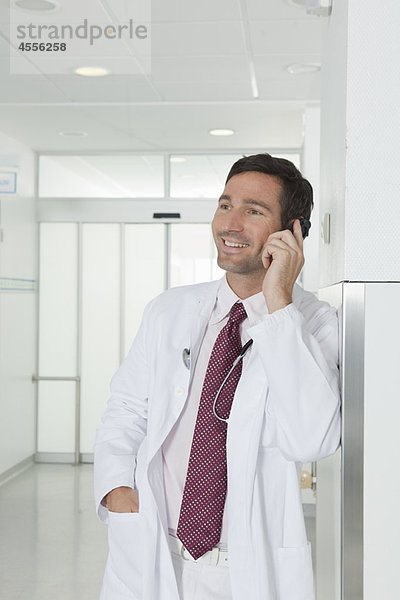Arzt am Telefon in der Halle