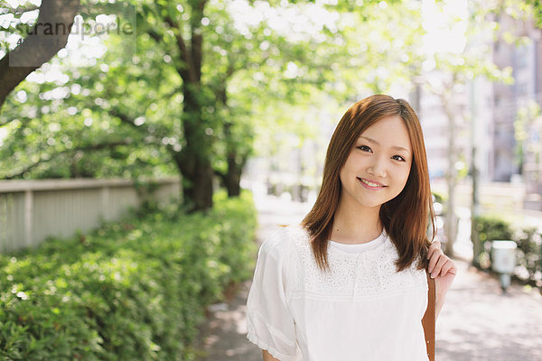 Japanische Teenagerin im Park