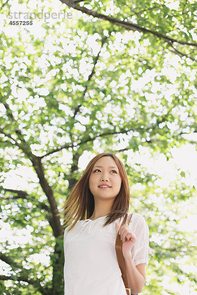 Japanische Teenagerin im Park