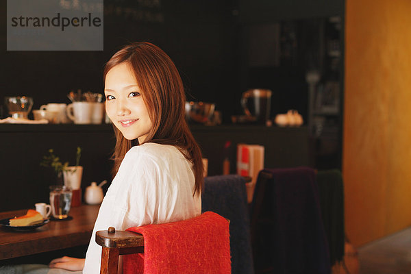 Japanische Frau entspannenden im Café