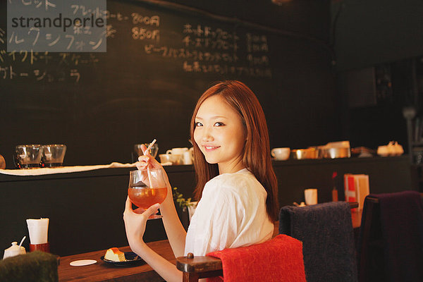 Japanische Frau entspannenden im Café