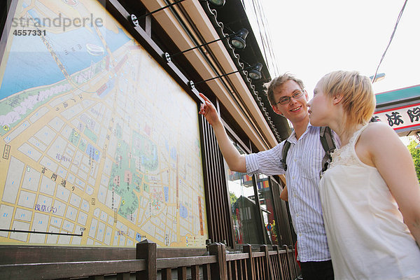 Junge Paar Sightseeing In Asakusa  Japan