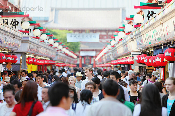 Junge Paar Sightseeing In Japan