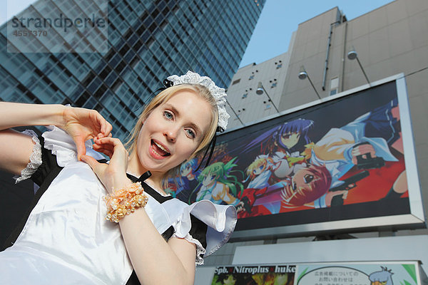 Mädchen gekleidet  Cosplay Dienstmädchen in Tokio